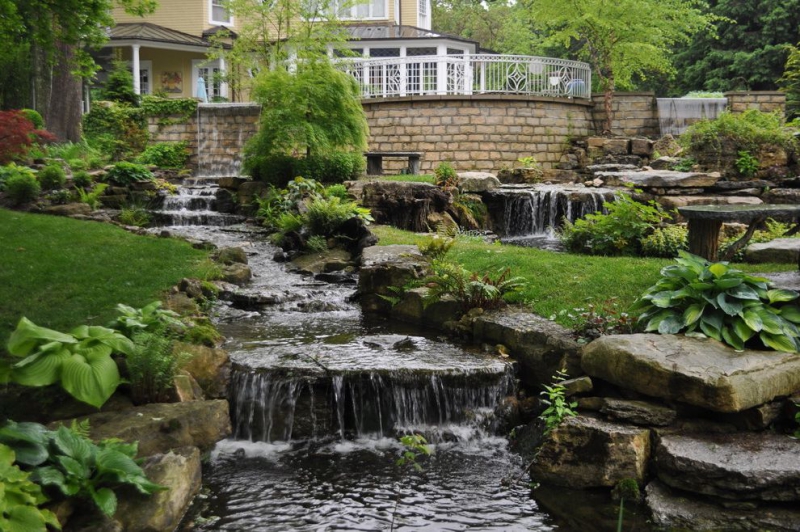 paysagiste-TOURRETTES SUR LOUP-min_landscaping-rock-louisville-ky-traditional-landscape-and-boulders-brick-wall-bushes-grass-koi-law